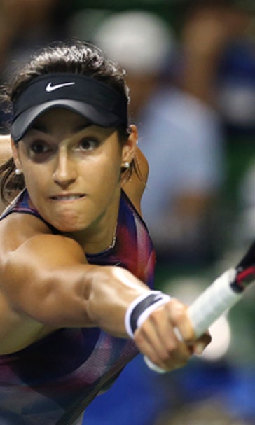 Garcia stays alive at WTA Finals by beating Wozniacki